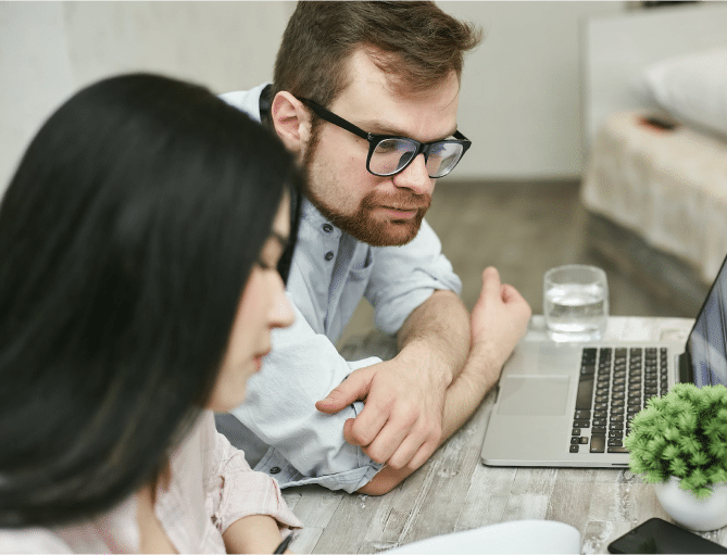 Equipo de trabajo de hombre y mujer