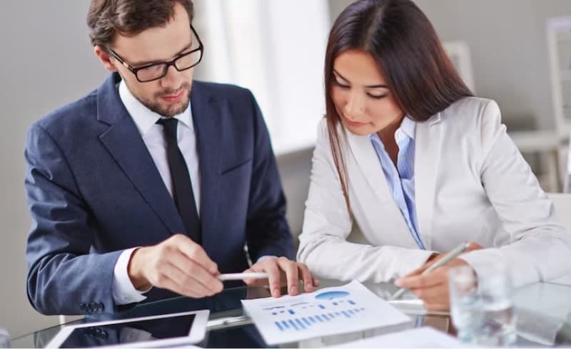 Dos personas analizando información.